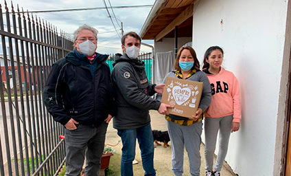 Colaboradores de Agrichile participan como voluntarios en la campaña de cajas de alimentos “SiEmpre por Chile”