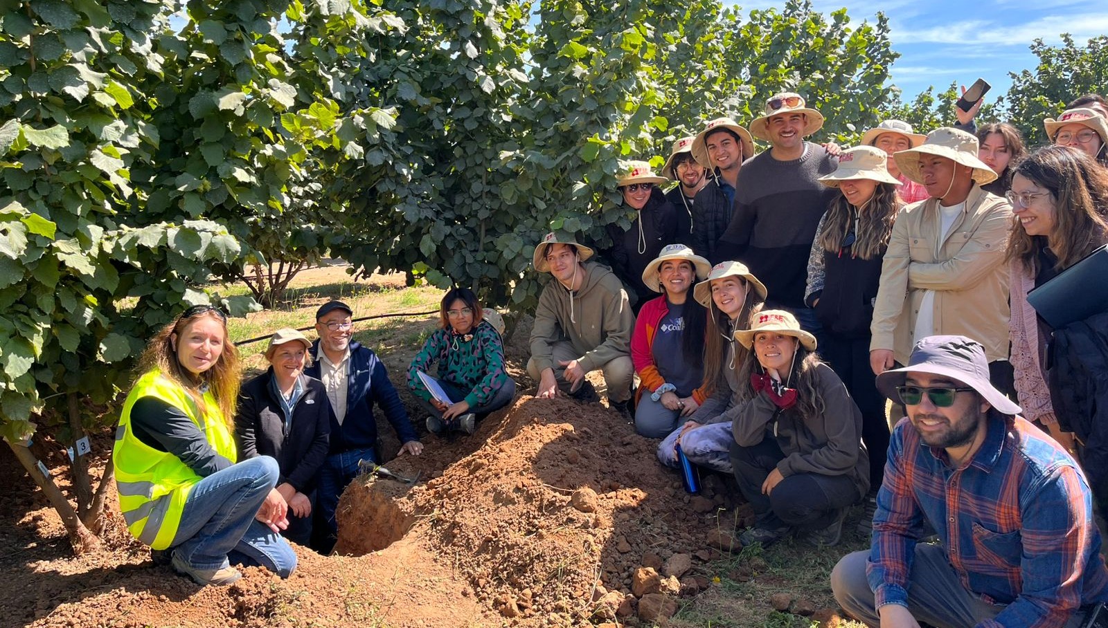 Alumnos de la Pontificia Universidad Católica visitaron campo de Agrichile en Camarico 