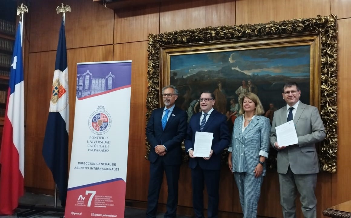 Agrichile oficializa convenio con Pontifica Universidad Católica de Valparaíso enfocado en educación y cultura 